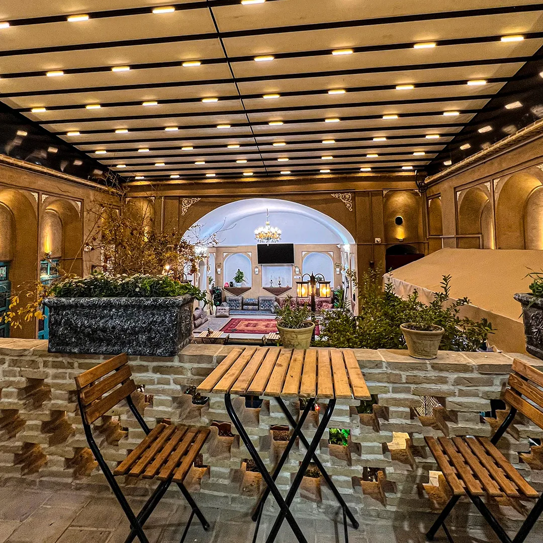 سقف متحرک کافه دژ کهن یزد