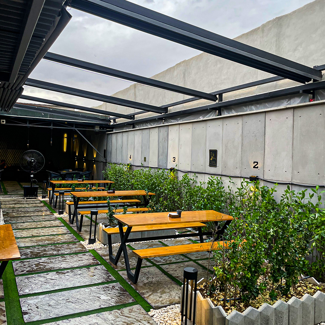 سقف متحرک کافه بامن سمنان