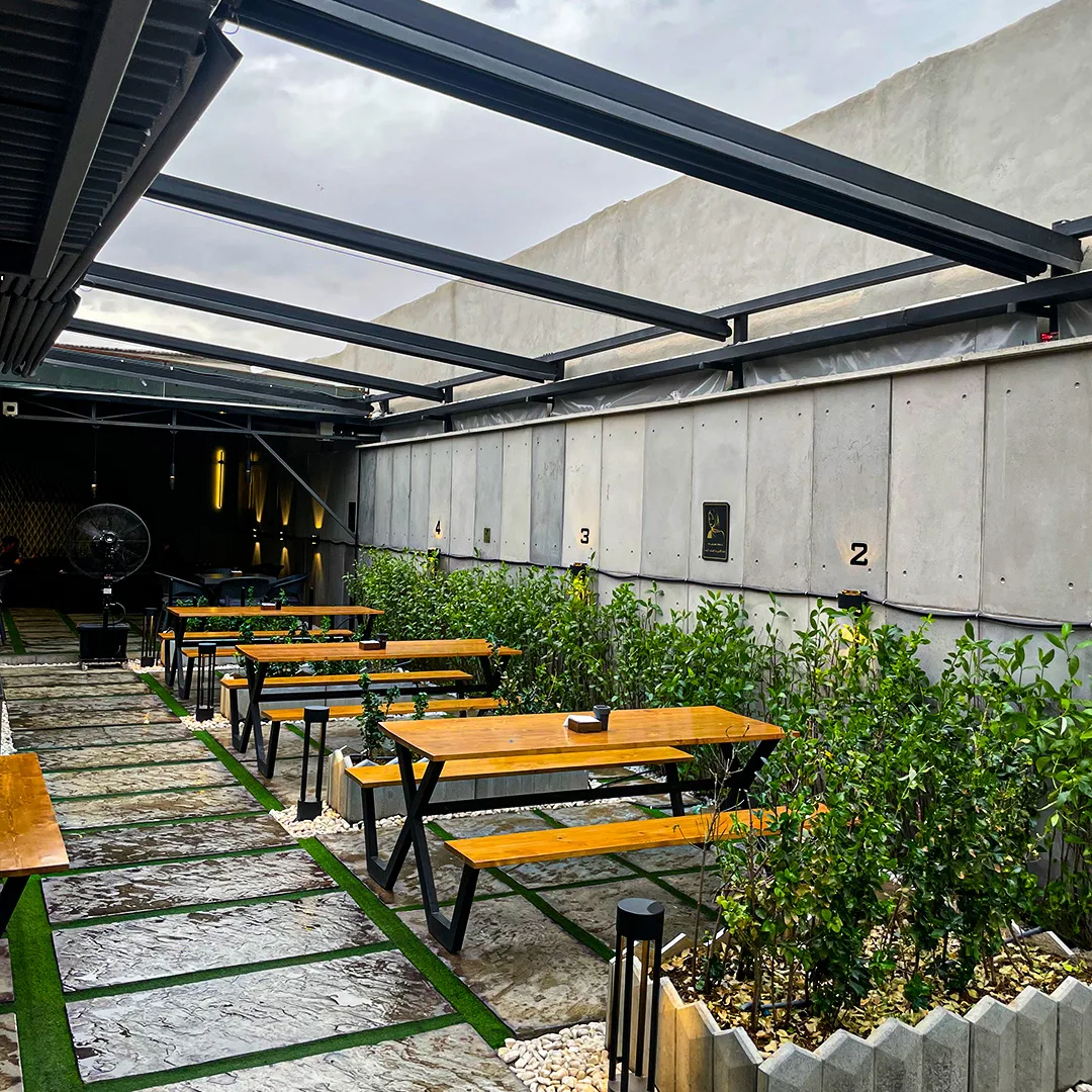 سقف متحرک کافه بامن سمنان